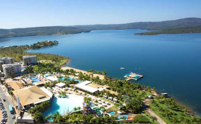 Lago Corumbá com resort às margens, próximo a Caldas Novas