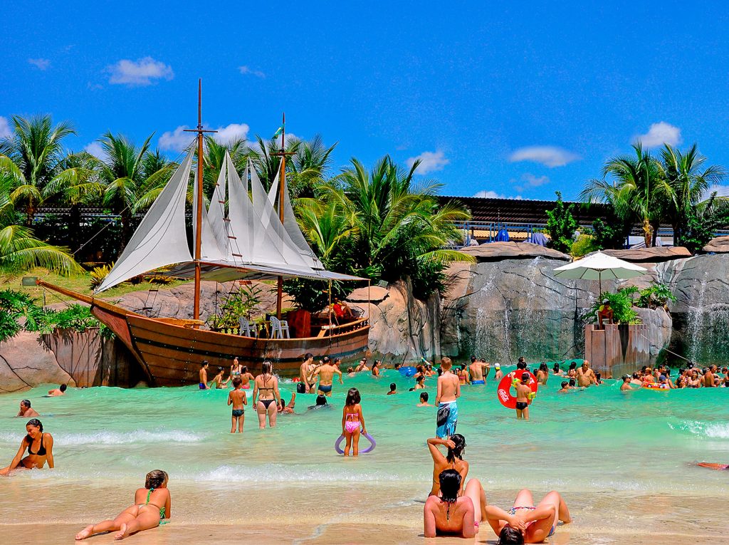 Praia artificial com águas termais em Caldas Novas