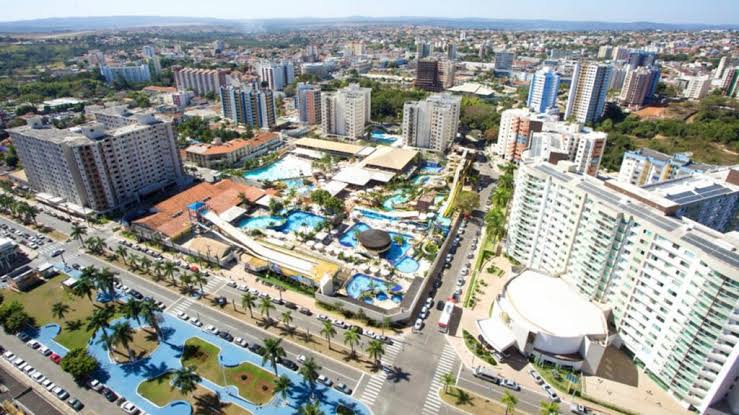 Vista aérea de Caldas Novas, em Goiás, com parques aquáticos e prédios