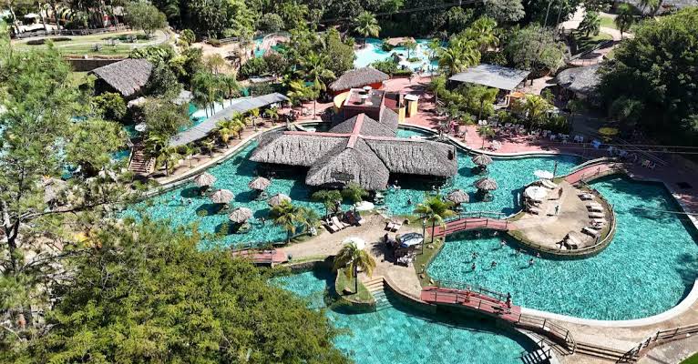 Piscinas termais cercadas por vegetação em Caldas Novas